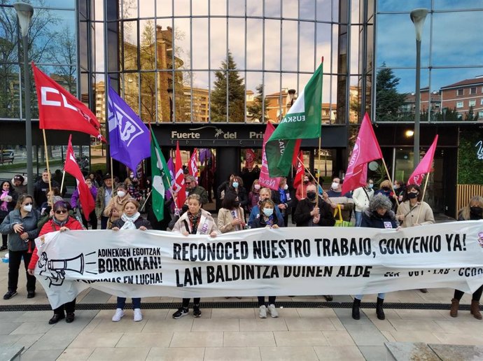 Concentración de los sindicatos ELA, UGT, LAB y CCOO con motivo de una nueva jornada de huelga en el sector de residencias en Navarra.