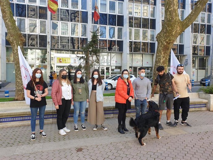 Estudiantes se concentran frente a la Consejería de Educación