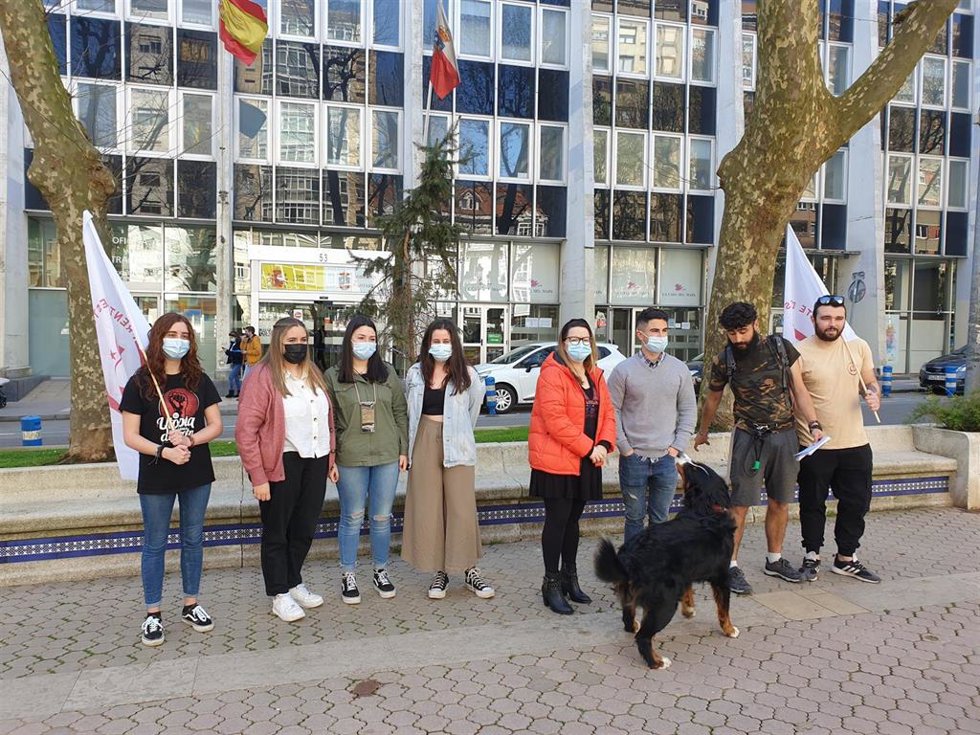 Estudiantes se concentran frente a la Consejería de Educación