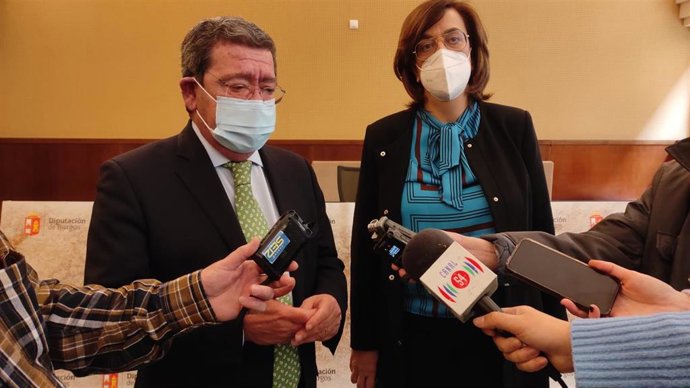 El presidente de la Diputación de Burgos, César Rico, y la presidenta de la FRMP, María Ángeles Armisén.