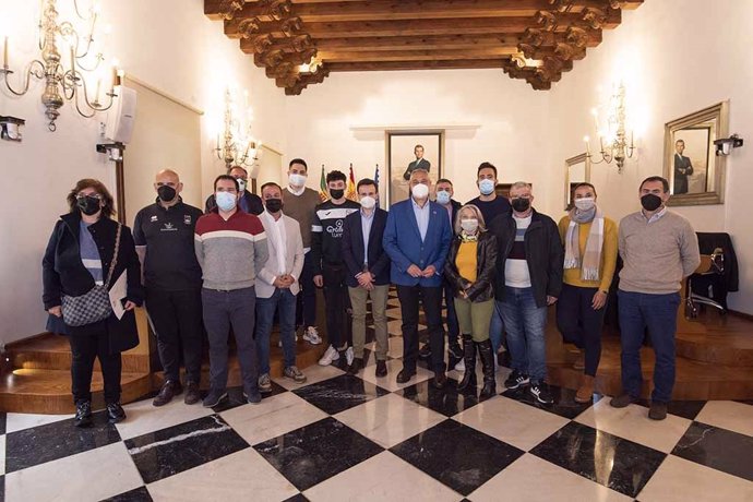 El presidente de la Diputación de Cáceres, Carlos Carlos, con responsables de los clubes deportivos con los que se ha firmado un convenio para promocionar el deporte en la provincia