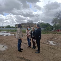 El diputado Ismael Sánchez y la concejal Eva Oliva, en su visita a Palmete.