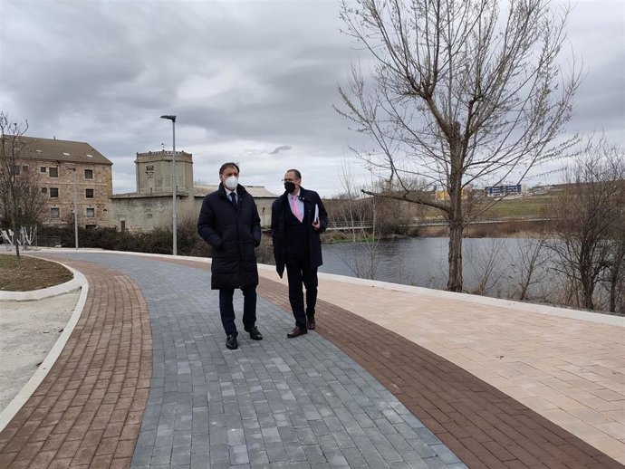 El alcalde de Salamanca, Carlos García Carbayo (i), junto al concejal Fernando Carabias, en la zona de Tejares donde se están ejecutando las obras.
