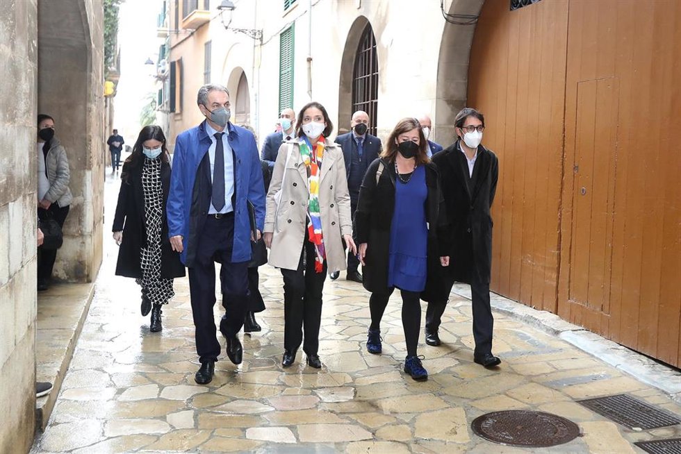 El expresidente del Gobierno, José Luis Rodríguez Zapatero; la ministra de Industria, Comercio y Turismo, Reyes Maroto y la presidenta del Govern balear, Francina Armengol, a su llegada a una jornada sobre fondos europeos y turismo en Palma de Mallorca.