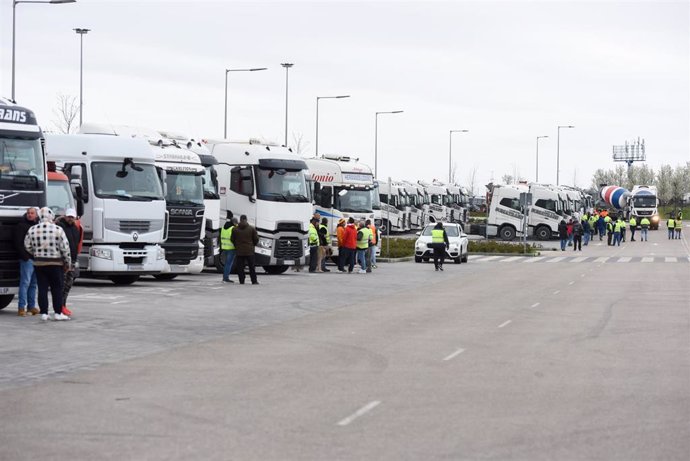 Varios camiones estacionados en las inmediaciones del Wanda Metropolitano