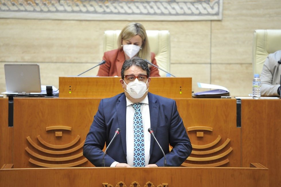 El vicepresidente segundo y consejero de Sanidad y Servicios Sociales de la Junta, José María Vergeles, en el pleno de la Asamblea, con la presidenta de la Cámara regional, Blanca Martín, al fondo