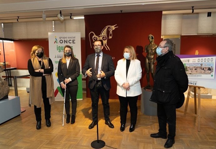 De izda a dcha, Arlegui, Cayero, Pérez, De Gregorio y De la Casa presentan el cupón de la ONCE dedicado a Tiermes (Soria).