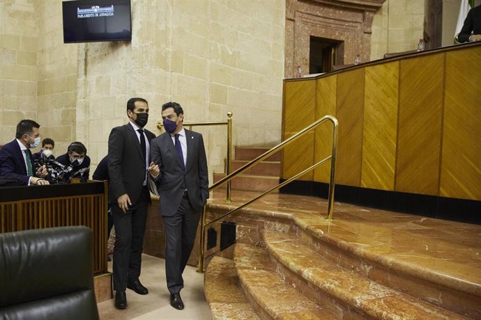 Archivo - El presidente de la Junta, Juanma Moreno, (i) y el portavoz del grupo parlamentario Popular, José Antonio Nieto, (d) durante la sesión plenaria ordinaria en el Parlamento de Andalucía, a 9 de febrero de 2022 en Sevilla (Andalucía, España).