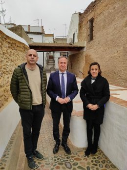 El delegado de Turismo de la Junta de Andalucía en Córdoba, Ángel Pimentel (centro), visita los lavaderos públicos de Hornachuelos.