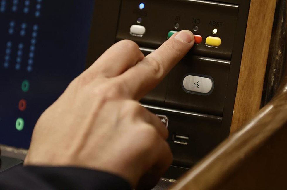 Un miembro del hemiciclo vota en una sesión plenaria en el Congreso