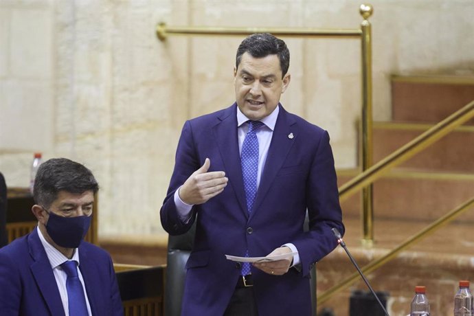 El presidente de la Junta, Juanma Moreno, durante la sesión plenaria ordinaria en el Parlamento de Andalucía, a 24 de marzo de 2022 en Sevilla (Andalucía, España)