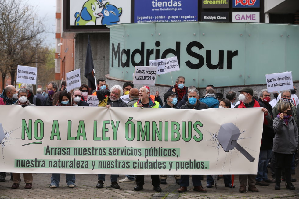 Varias personas se manifiestan, con una pancarta que reza 'No a la ley Ómnibus', frente a la Asamblea de Madrid, a 24 de marzo de 2022, en Madrid, (España). 