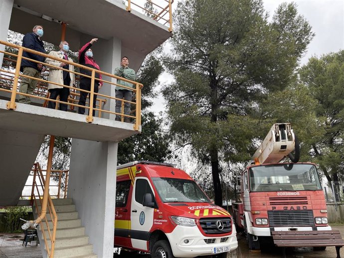 José Luis Sanz visita los parques de bomberos de Pino Montano y Carretera Amarilla.