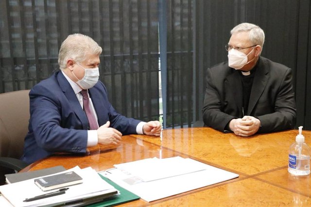 El obispo de Cartagena, José Manuel Lorca Planes, y el delegado de Gobierno en la Región de Murcia, José Vélez