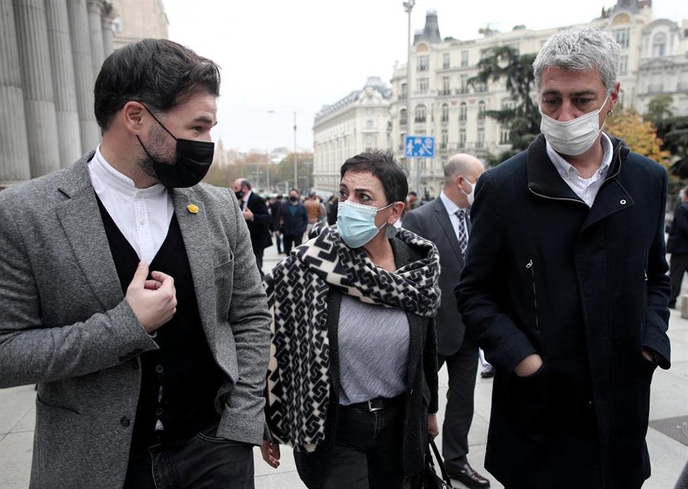 Archivo - (I-D) El portavoz de ERC en el Congreso, Gabriel Rufián; la portavoz de EH-Bildu en el Congreso, Mertxe Aizpurua; y el diputado de EH Bildu, Oskar Matute; conversan durante el acto en el que han realizado un minuto de silencio convocado en el