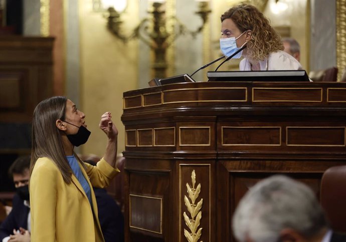 La portavoz de Junts en el Congreso, Miriam Nogueras (i), conversa con la presidenta del Congreso, Meritxell Batet, en una sesión plenaria, en el Congreso 