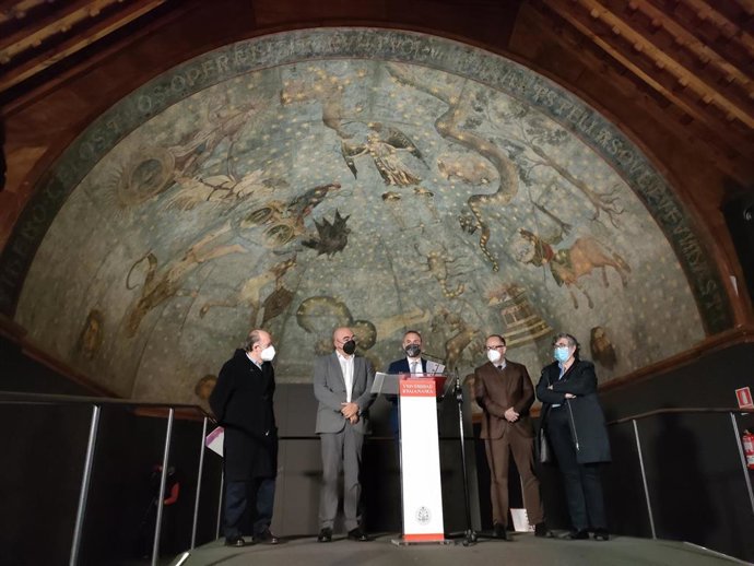 Presentación del estudio junto a la obra 'El Cielo de Salamanca'.