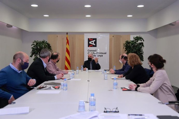 Imagen de la reunión entre el CAC, mnium Cultural y Plataforma per la Llengua en la sede del CAC