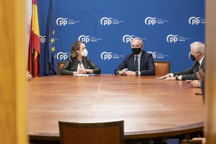 La coordinadora general del PP, Cuca Gamarra, se reúne con el presidente del PP de Aragón, Jorge Azcón, para defender la candidatura conjunta en los Pirineos de los JJOO de Invierno de 2030 como una cuestión de Estado, en el Congreso de los Diputados, a