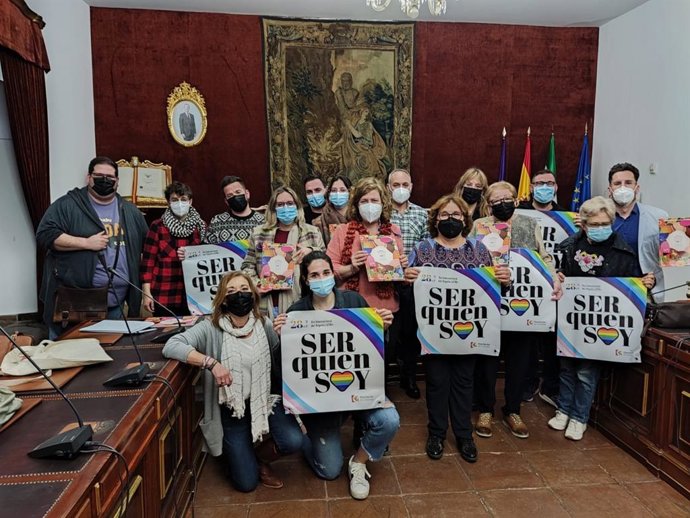 Doblas (centro), con integrantes de la mesa de trabajo Lgtbi de la Diputación.