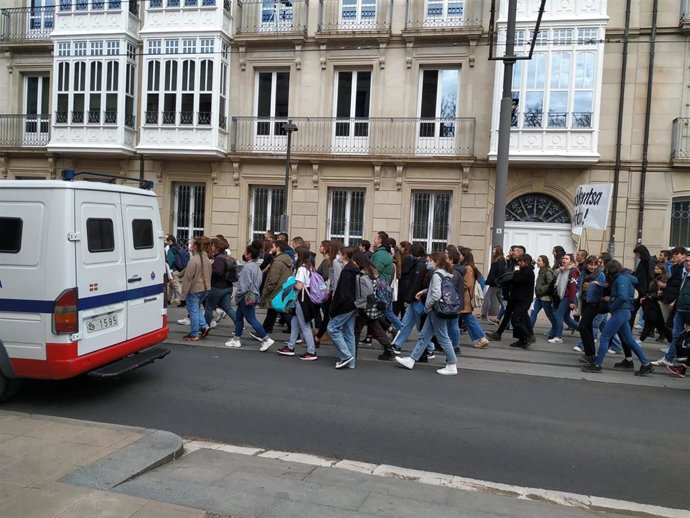 Manifestación de la huelga estudiantil en Vitoria, a su paso por el Parlamento Vasco