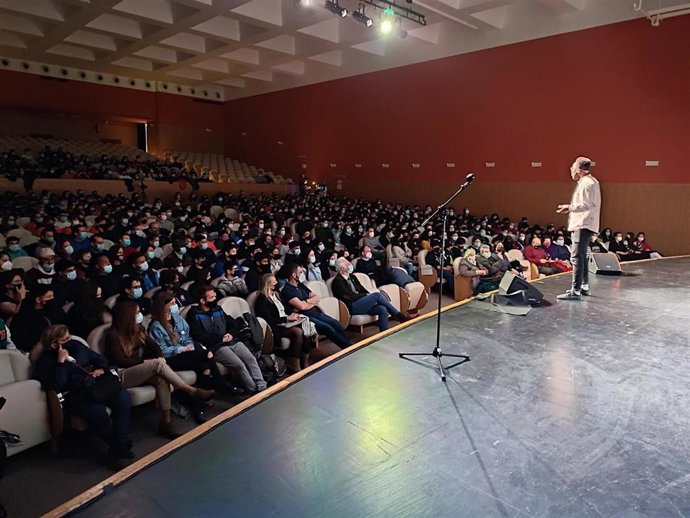 Encuentro en el Auditorio Municipal de Logroño con el periodista y activista Moha Gerehou.
