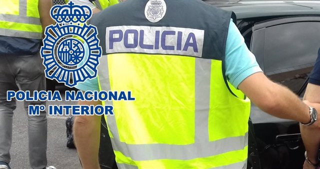 Uno de los policías participantes en la desarticulación del grupo.