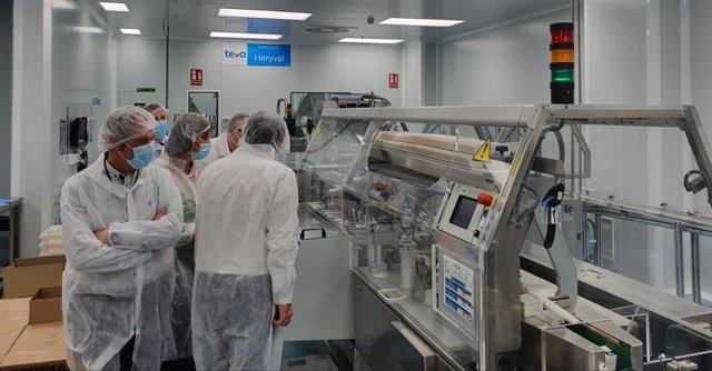 La consejera de Sanidad, Sira Repollés, visita la planta de fabricación de TEVA PHARMA S.L.U. En el Polígono de Malpica de Zaragoza.