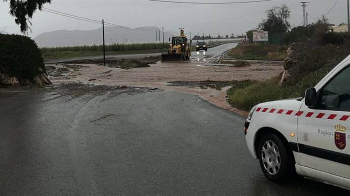 Carretera cortada al tráfico por la lluvia