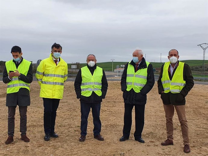 El subdelegado del Gobierno, en el centro, en un acto para dar a conocer las inversiones del Mitma el pasado año en las carreteras de Valladolid,