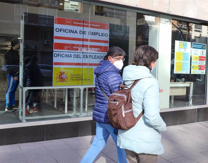 Archivo - Dos mujeres pasan por delante de una Oficina de Empleo, a 2 de febrero de 2022, en Madrid (España). 