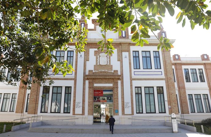 Varias personas pasan por delante de la fachada de la Colección del Museo Ruso