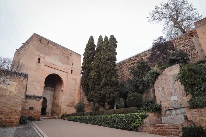 Muralla entre la Puerta de la Justicia y la Torre de Barba en la Alhambra.