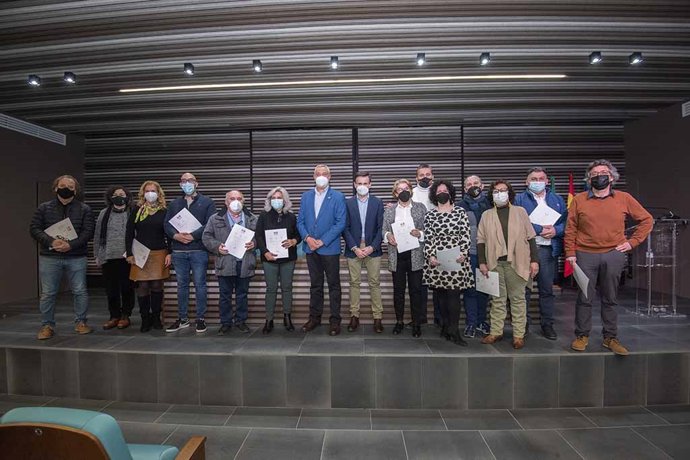 El presidente de la Diputación de Cáceres, Carlos Carlos, y representantes de entidades culturales con las que se han firmado convenios para dinamizar los municipios de la provincia