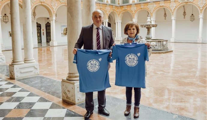 El presidente de la Diputación de Córdoba, Antonio Ruiz, y la presidenta de Autismo Córdoba, Paqui Suárez, con las camisetas oficiales de la carrera.