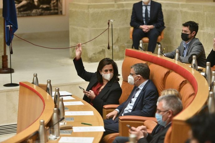 La presidenta del Gobierno, Concha Andreu, en la votación