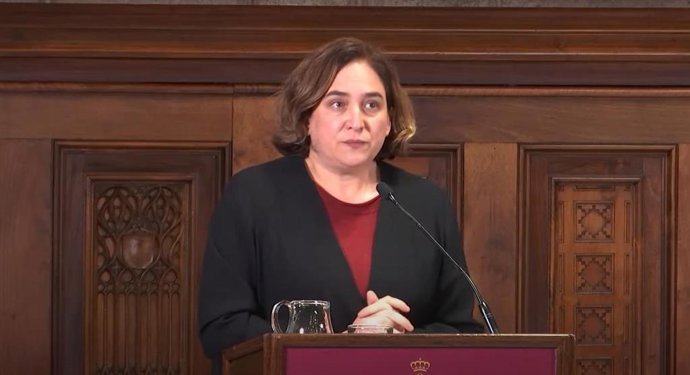 La alcaldesa de Barcelona, Ada Colau, en rueda de prensa.