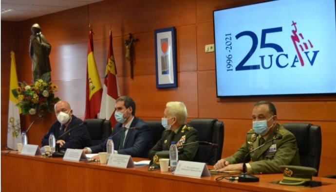 Conferencia impartida en la UCAV sobre el cuerpo juridico militar.