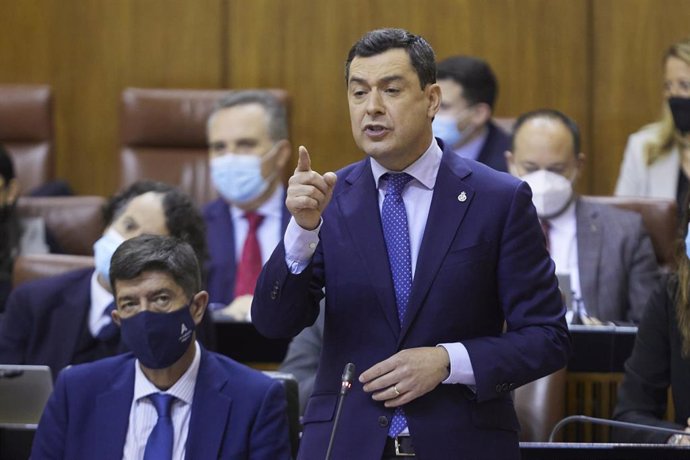 El presidente de la Junta, Juanma Moreno, durante la sesión plenaria ordinaria en el Parlamento de Andalucía, a 24 de marzo de 2022 en Sevilla (Andalucía, España)