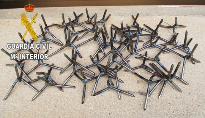 Pinchos artesanales lanzados a la vía para pinchar ruedas incautados en León.