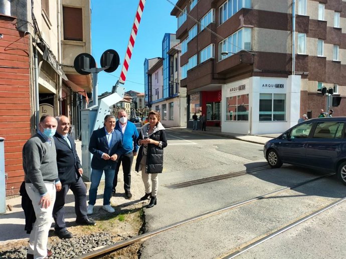 Miembreos del Partido Popular reivindican la urgencia del arreglo del paso a nivel de Posada de Llanes.