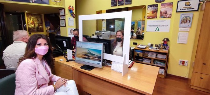 La delegada territorial de Turismo de la Junta en Málaga, Nuria Rodríguez, ha visitado la agencia Viajes Lauromar .
