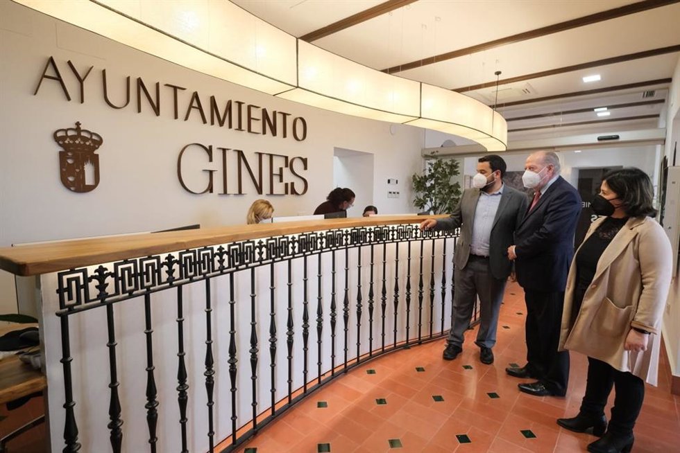 El presidente de la Diputación de Sevilla, Fernando Rodríguez Villalobos, en el nuevo Ayuntamiento de Gines.