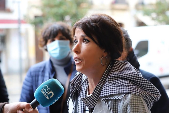 La coportavoz de UPporA y secretaria general de Podemos Andalucía, Martina Velarde, atiende a los periodistas en Córdoba, en una foto de archivo.