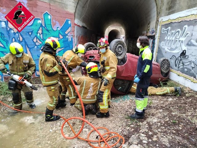 Rescatada una mujer de su vehículo tras salirse de la AP-7 y caer varios metros por un terraplén