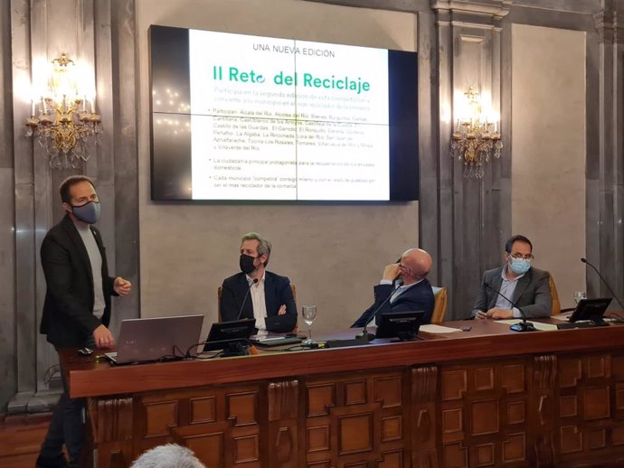 Presentación de 'El II Reto del Reciclaje' de la Mancomunidad de La Vega en la Casa de la Provincia, de la Diputación sevillana.