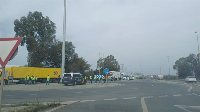 Huelga del transporte en Huelva en una imagen de archivo.