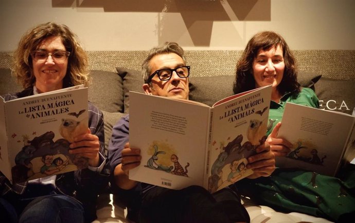 El comunicador y humorista Andreu Buenafuente con las ilustradoras Noemí Villamuza y Marta Bercebal, en la presentación de su libro ilustrado 'La lista mágica de los animales' en Barcelona