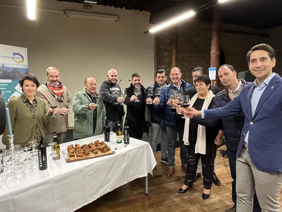 La alcaldesa de Segovia, Clara Luquero, junto con el concejal de Turismo, Miguel Merino, y representantes de las 15 marcas de Segovia que estarán presentes en Madrid Fusión.