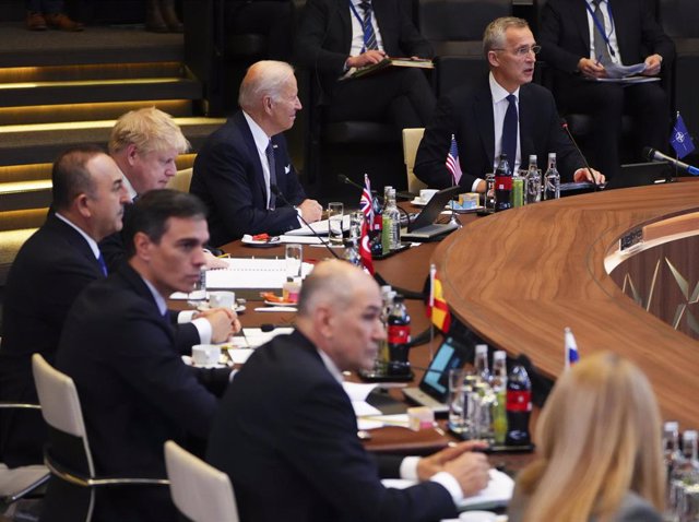 El presidente del Gobierno, Pedro Sánchez, y varios líderes, entre ellos el presidente estadounidense, Joe Biden, durante la cumbre de la OTAN